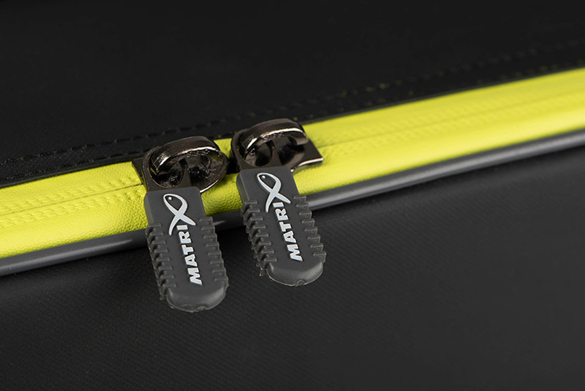 Matrix Horizon X Multi Pole Holdall – close-up van de gele rits met twee Matrix-ritstrekkers op de zwarte stof