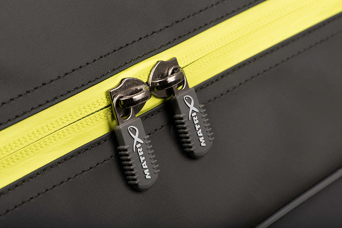 Matrix Horizon X Rigid Rod Holdall 2-4 – detail van de gele rits, twee Matrix-ritstrekkers en zwarte stiksels