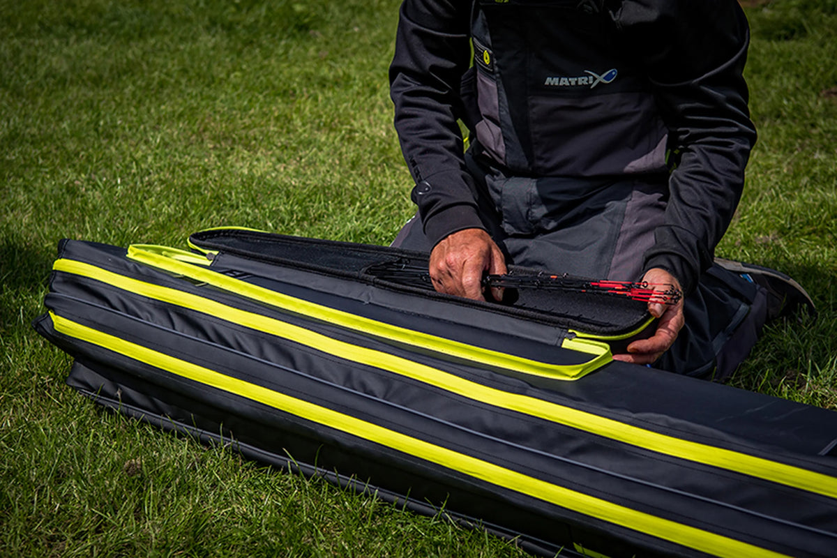 Matrix Horizon X Rigid Rod Holdall 2-4 – visser neemt hengeltoppen met rode markeringen uit het beschermvak