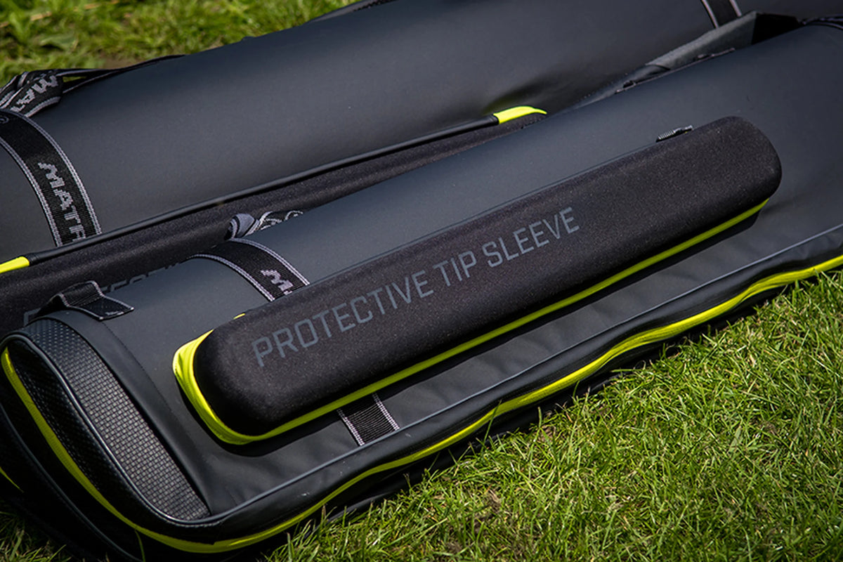 Matrix Horizon X Rigid Rod Holdall 2-4 – beschermvak met Protective Tip Sleeve-bedrukking op het foedraal in het gras