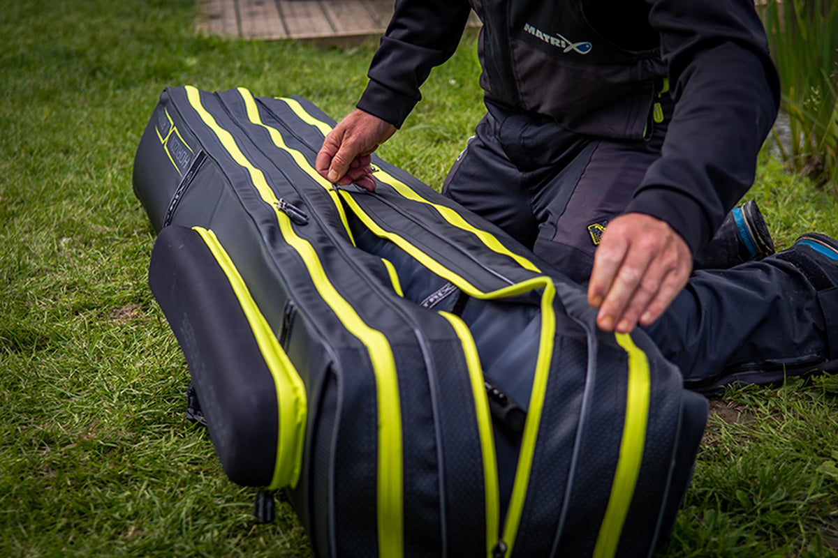 Matrix Horizon X XL Rigid Rod Holdall 3-6 – openen van het lange hengelvak met gele rits op het gras