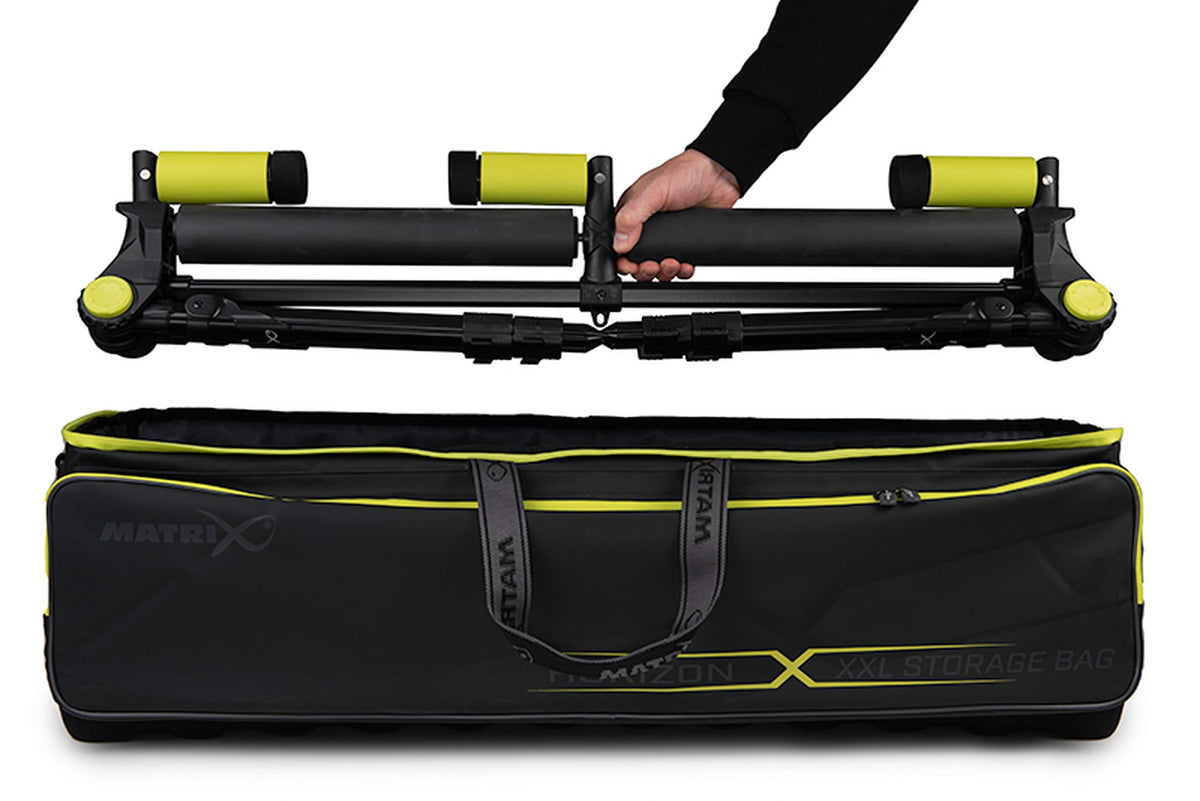 Matrix Horizon X XXL Storage Bag – hand tilt een opgevouwen afsteekroller uit de geopende accessoiretas