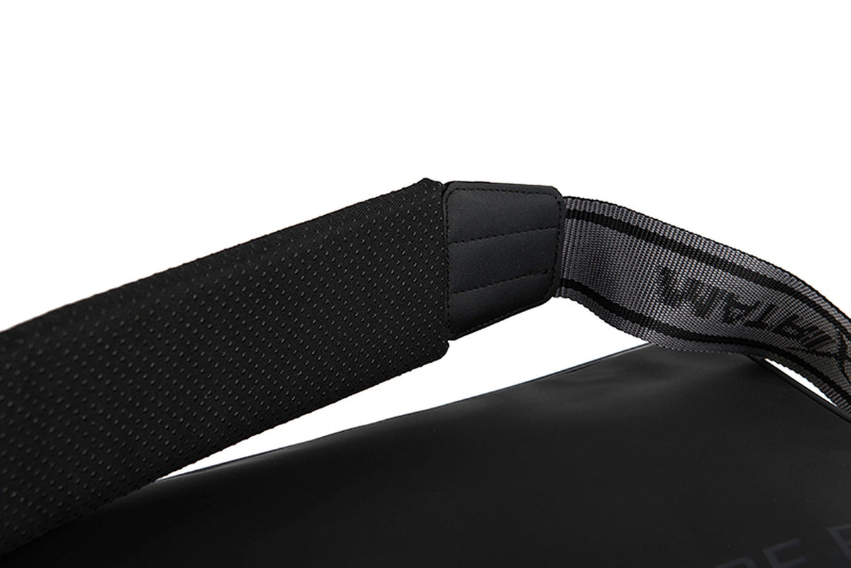 Matrix Horizon X XXL Storage Bag – detail van het zwarte gevoerde schouderstuk en de gestikte aansluiting op de riem