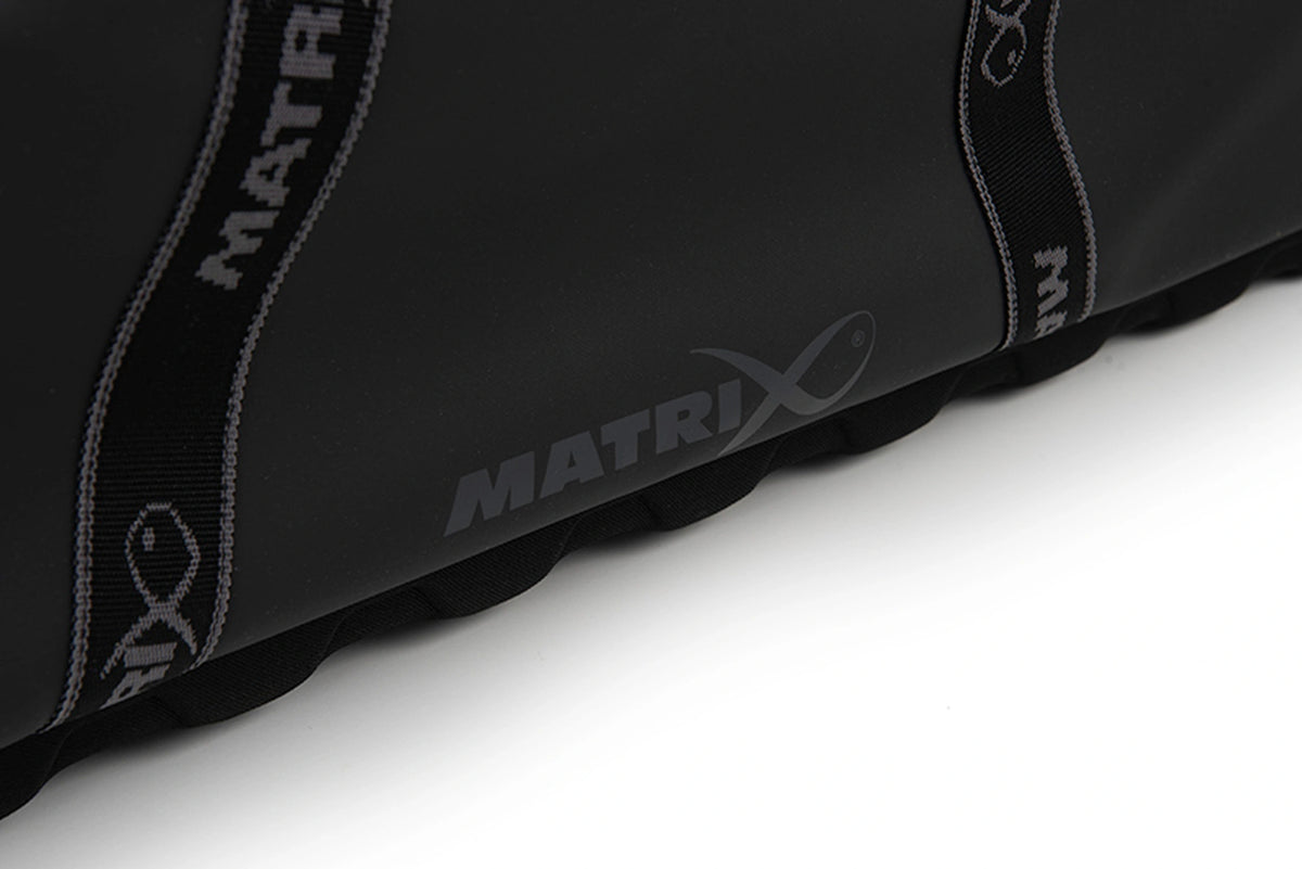 Matrix Horizon X XXL Storage Bag – Matrix-logo op het zwarte zijpaneel tussen de draagriemen boven de bodem