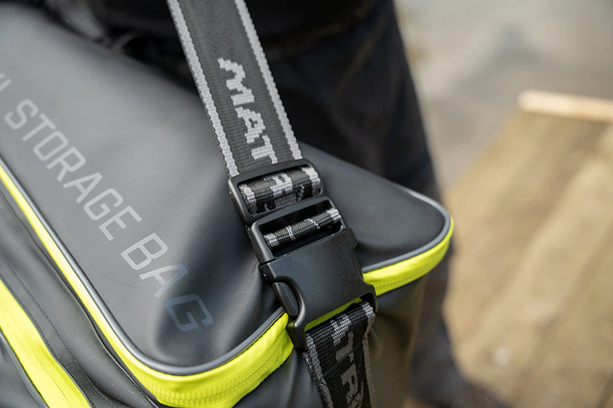 Matrix Horizon X XXL Storage Bag – bovenaanzicht buiten van de gesloten schouderriemgesp op de hoek van het deksel