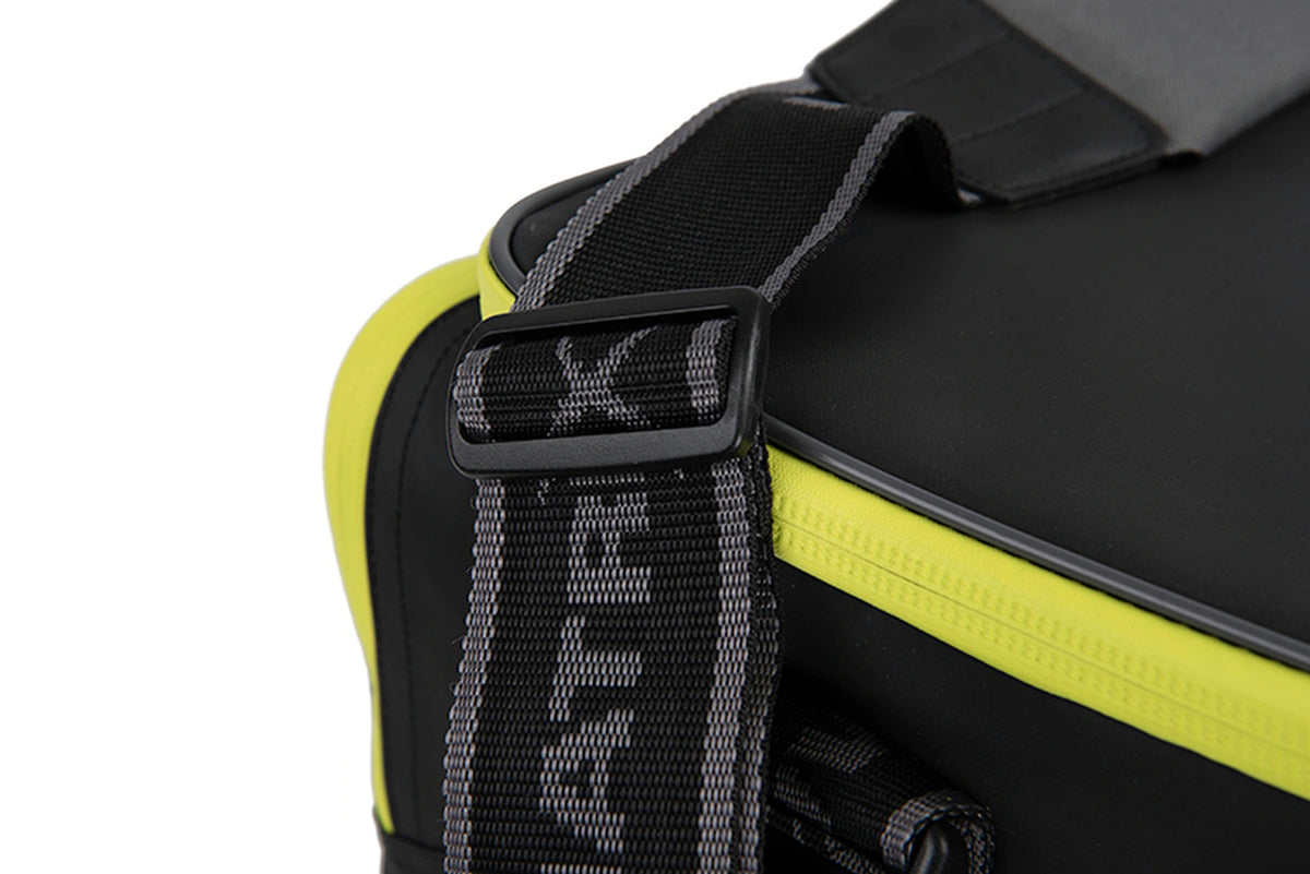 Matrix Horizon X XXL Storage Bag – detail van de verstelgesp op de schouderriem naast de gele rits