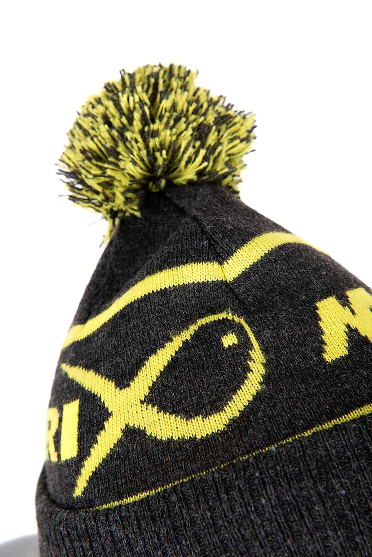 Matrix Lime & Grey Bobble Hat – detail van het ingeweven lime vislogo, breistructuur en tweekleurige pompon