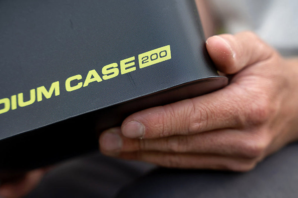 Matrix Medium EVA Case 200 – close-up van het zwarte EVA-materiaal en de gele 200-opdruk