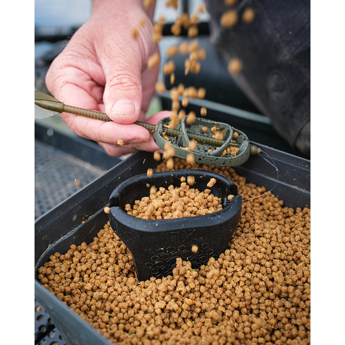 Methodfeeder in een met pellets gevulde Matrix mal