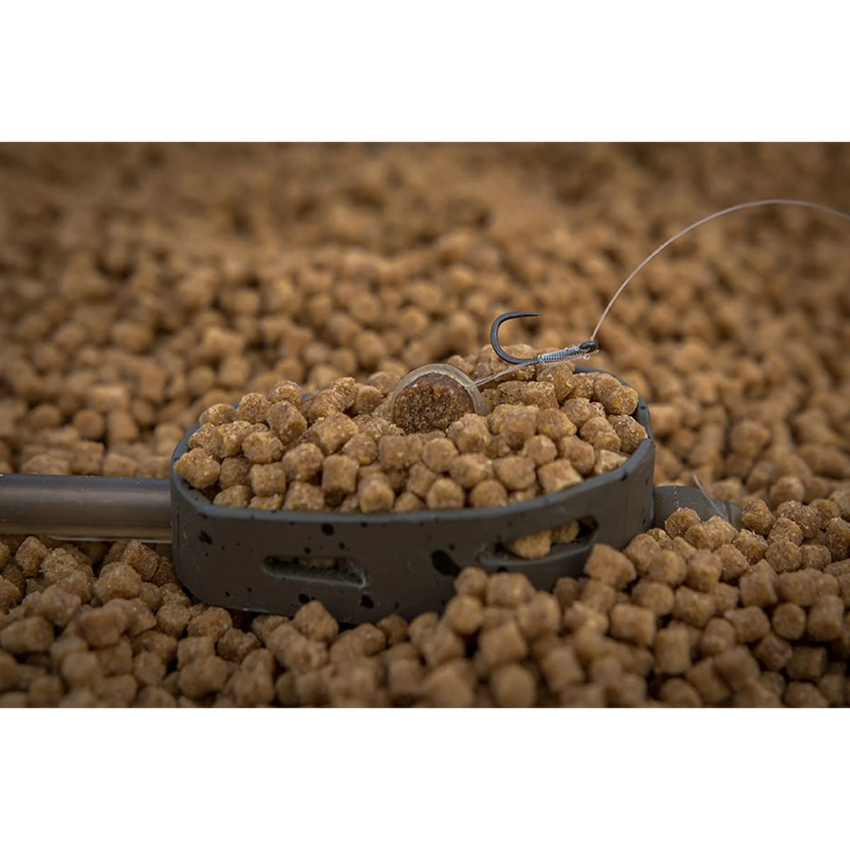 Matrix MXC-4 bait band onderlijn gemonteerd op method feeder