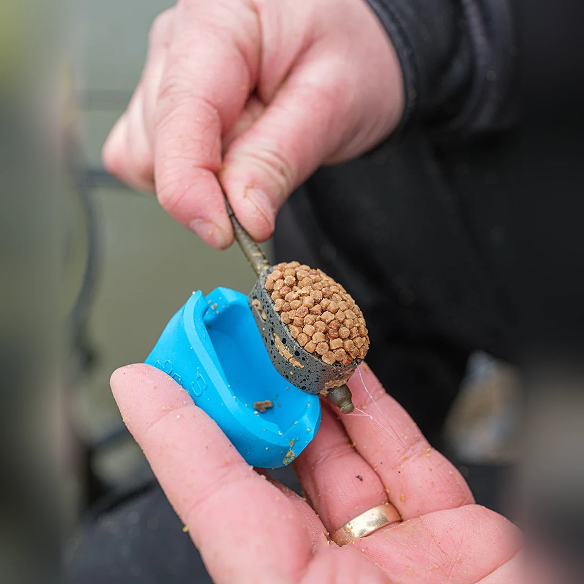 Gevulde Matrix Open Alloy Feeder uit blauwe mal lossen