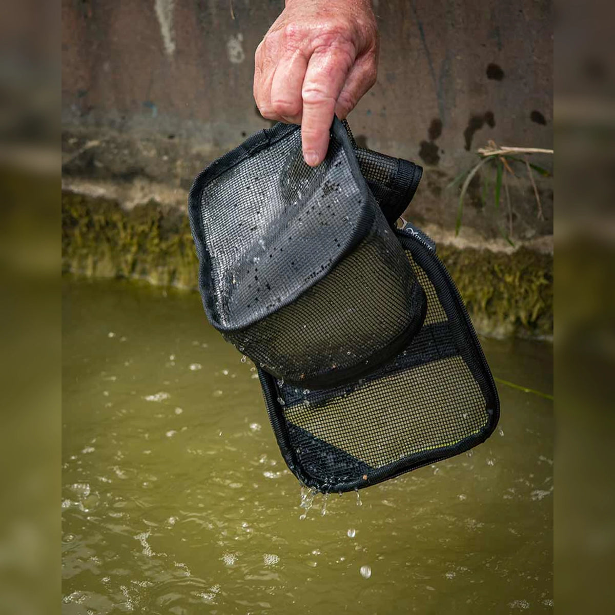Matrix Pellet Soaker GLU178 – geopende lege Pellet Soaker boven het water laten uitlekken