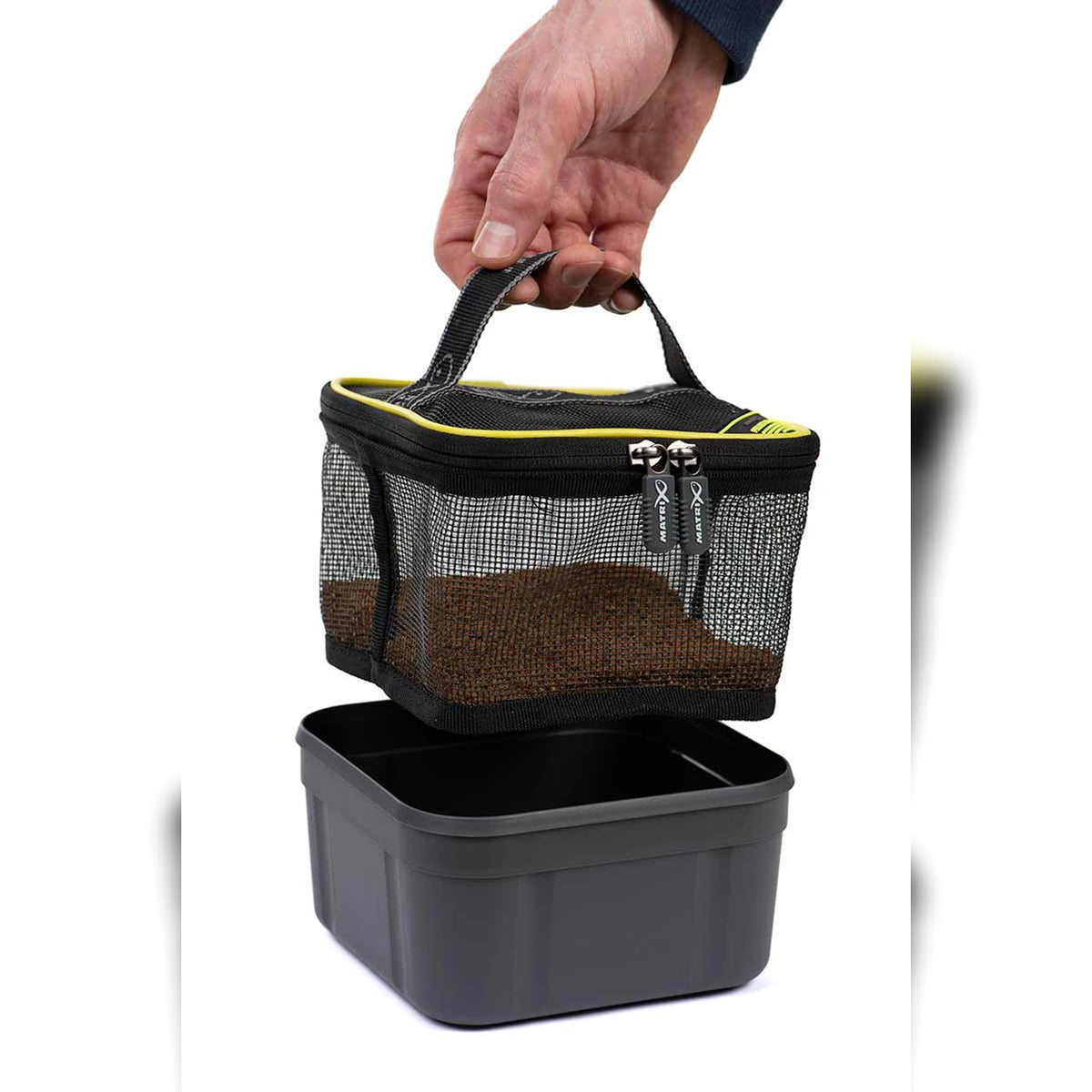 Matrix Pellet Soaker GLU178 – gevulde Pellet Soaker volledig uit de aasbak tillen