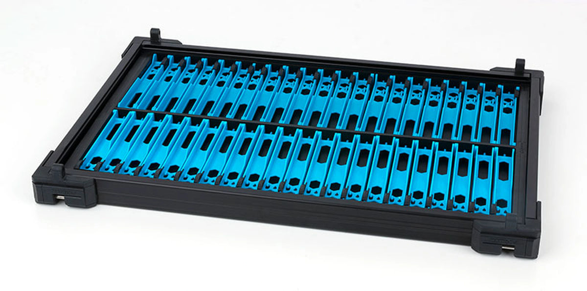 Matrix Pole Winders Loaded Tray – twee rijen lichtblauwe plankjes met compleet zwart buitenframe, rails en sluitingen