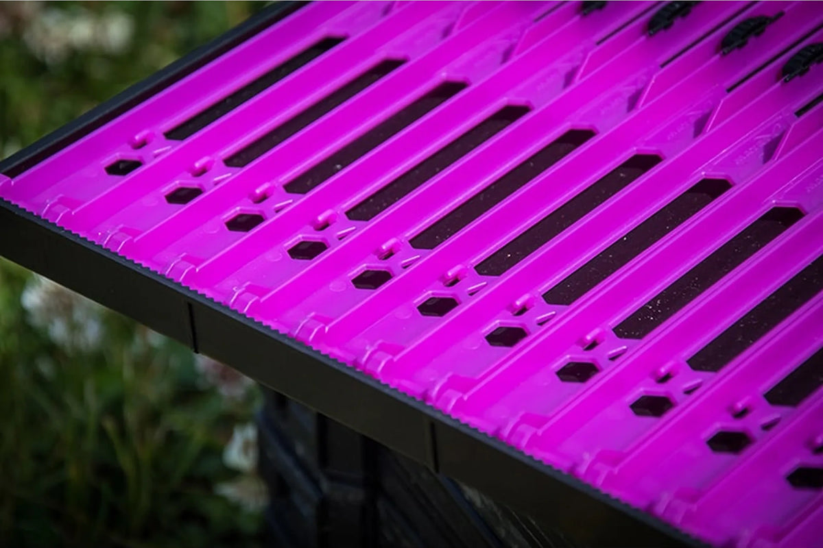Matrix Pole Winders Loaded Tray – close-up van de paarse plankjes met openingen, bevestigingspunten en zwarte clips