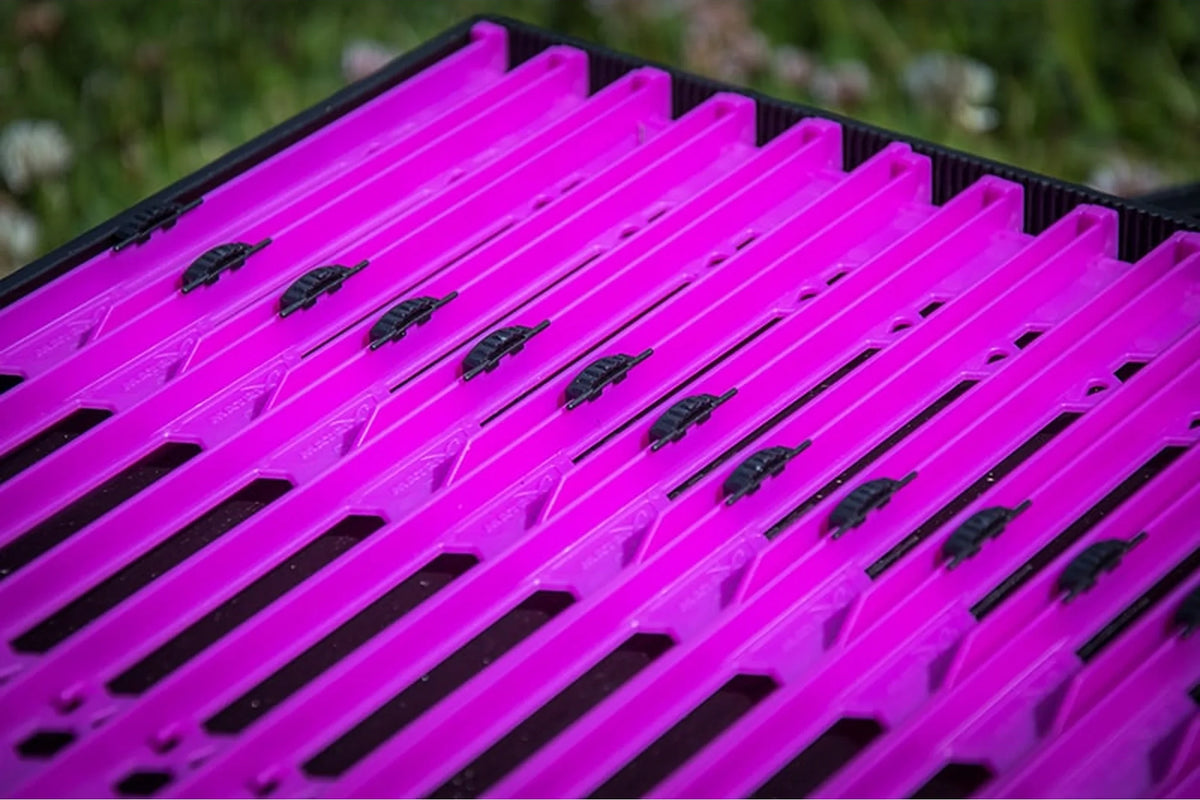 Matrix Pole Winders Loaded Tray – detail van de zwarte verstelbare lijnspanners op de paarse tuigenplankjes