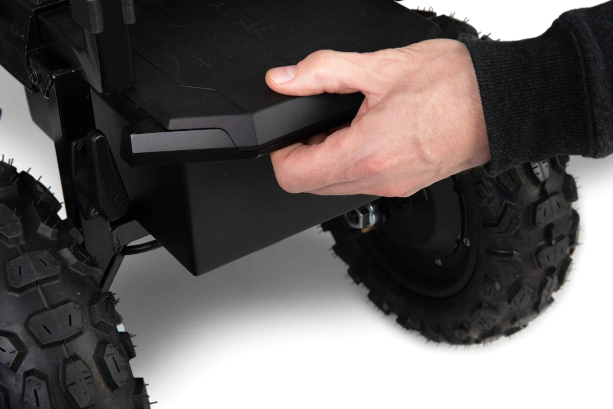 Matrix Power Transporter waarbij de accu uit het compartiment wordt getrokken