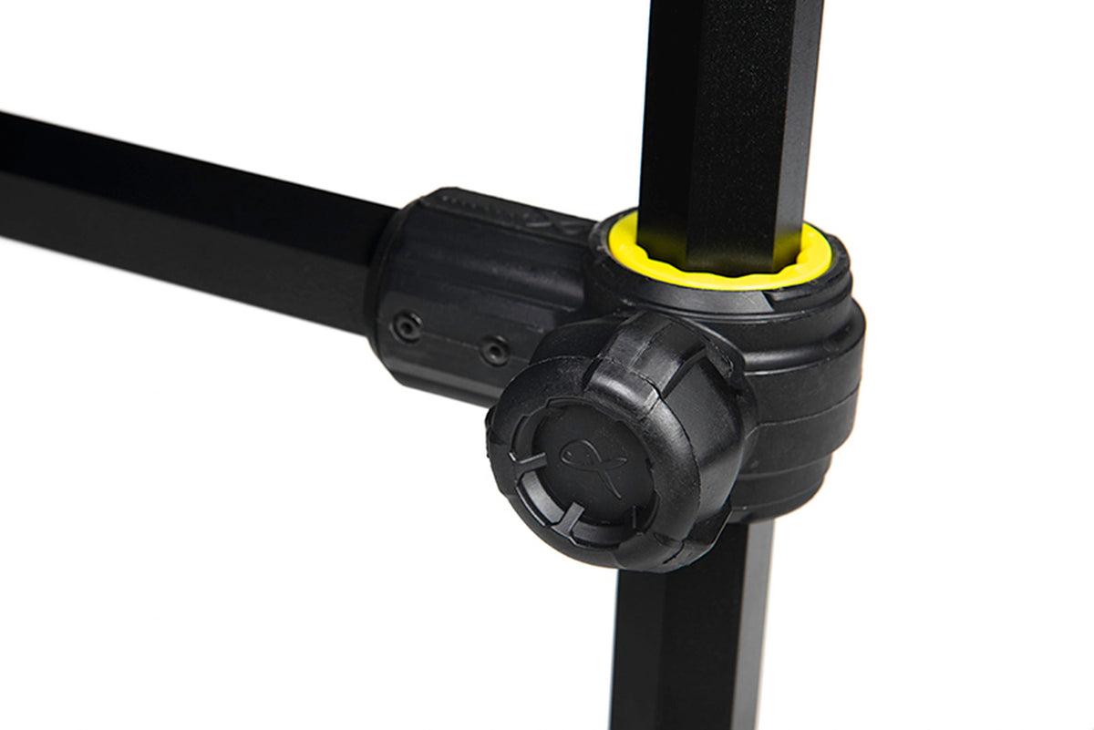Matrix Pro Bait Brolly – zwarte bevestigingsklem met draaiknop en gele inzet rond de verticale vierkante steun