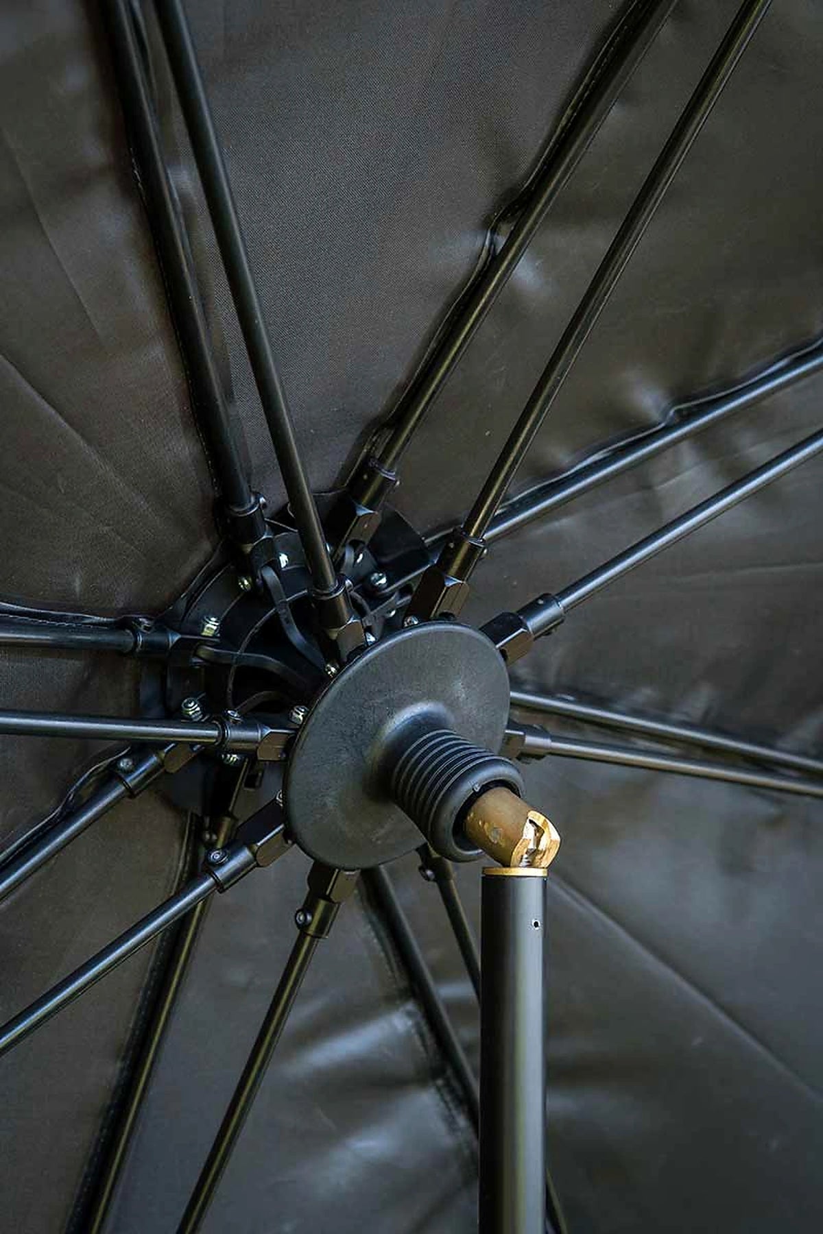 Matrix Pro Over Brolly 45 Inch – verticaal detail van de binnenribben, centrale bevestiging en het messingkleurige scharnier van de steel