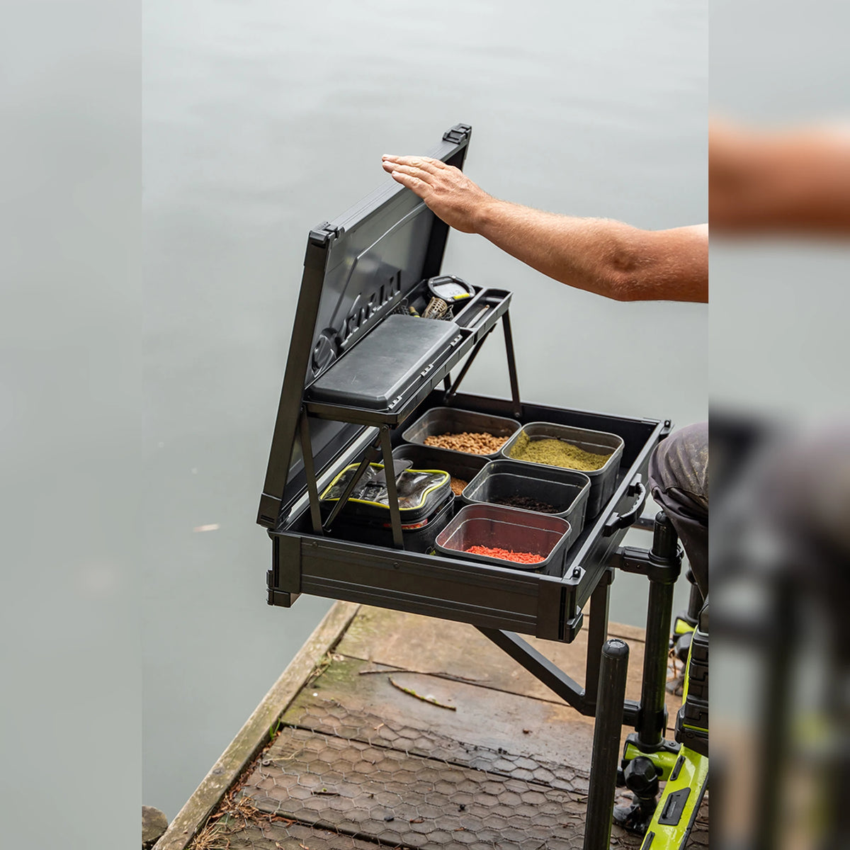 Matrix Pro Rigid Feeder Tray GBA067 – geopend deksel met spanning scharnier, getoond aan de waterkant