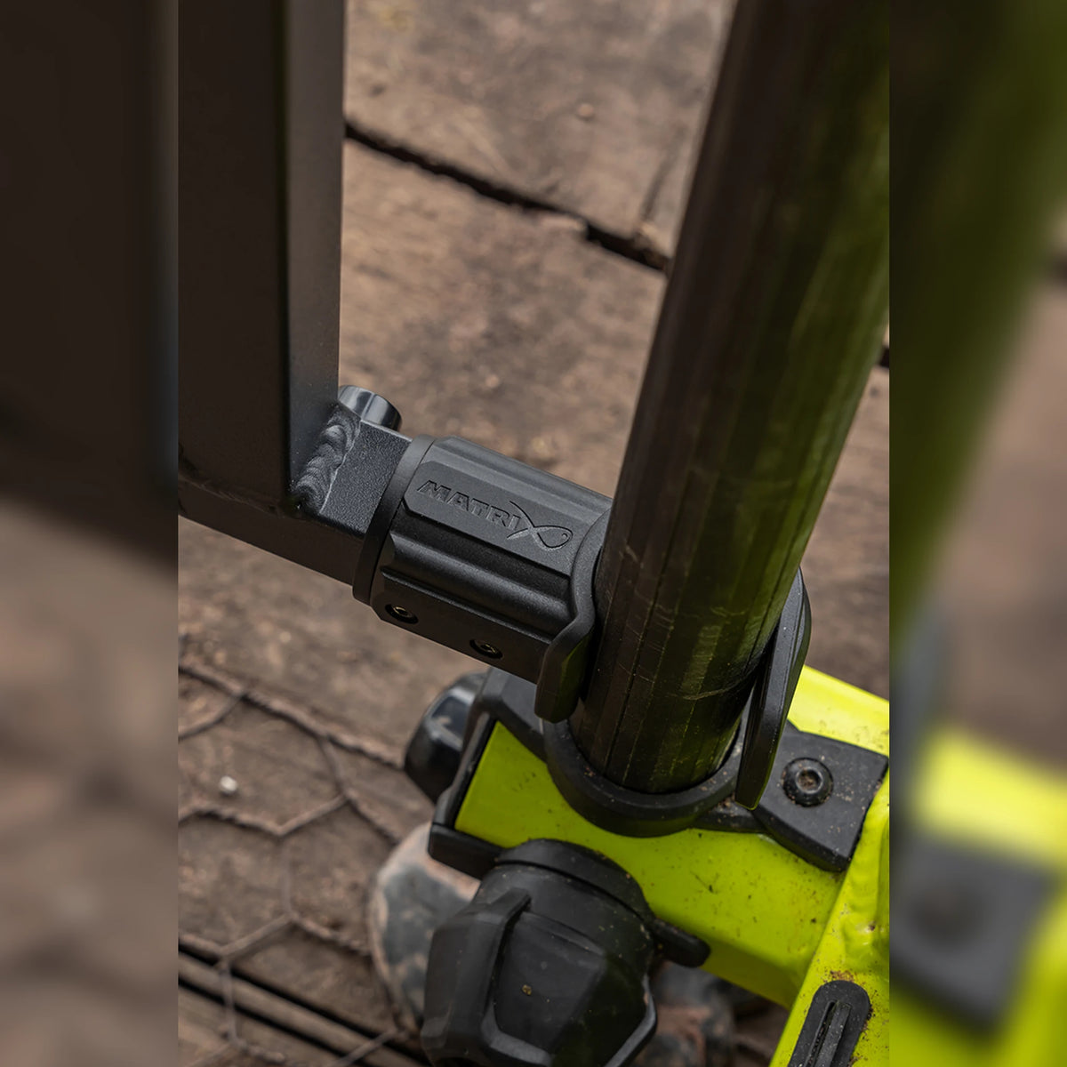 Matrix Pro Rigid Feeder Tray GBA067 – detail van het Matrix-bevestigingsblok op de poot