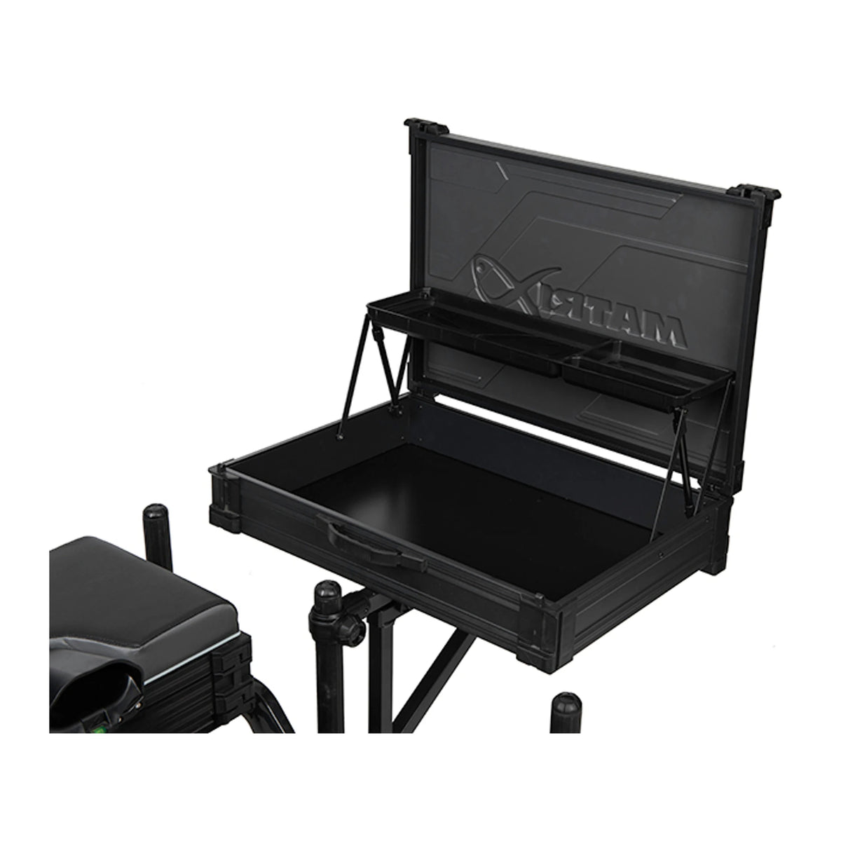 Matrix Pro Rigid Feeder Tray GBA067 – geopende aastafel met binnenplankje, detail van montage aan de zitkist