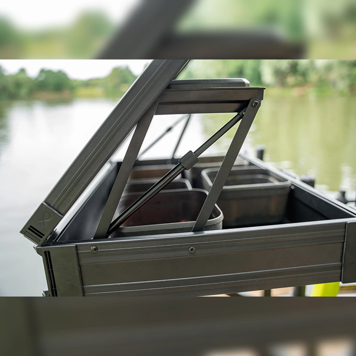 Matrix Pro Rigid Feeder Tray GBA067 – detail van het scharnier en de steun van het binnenplankje