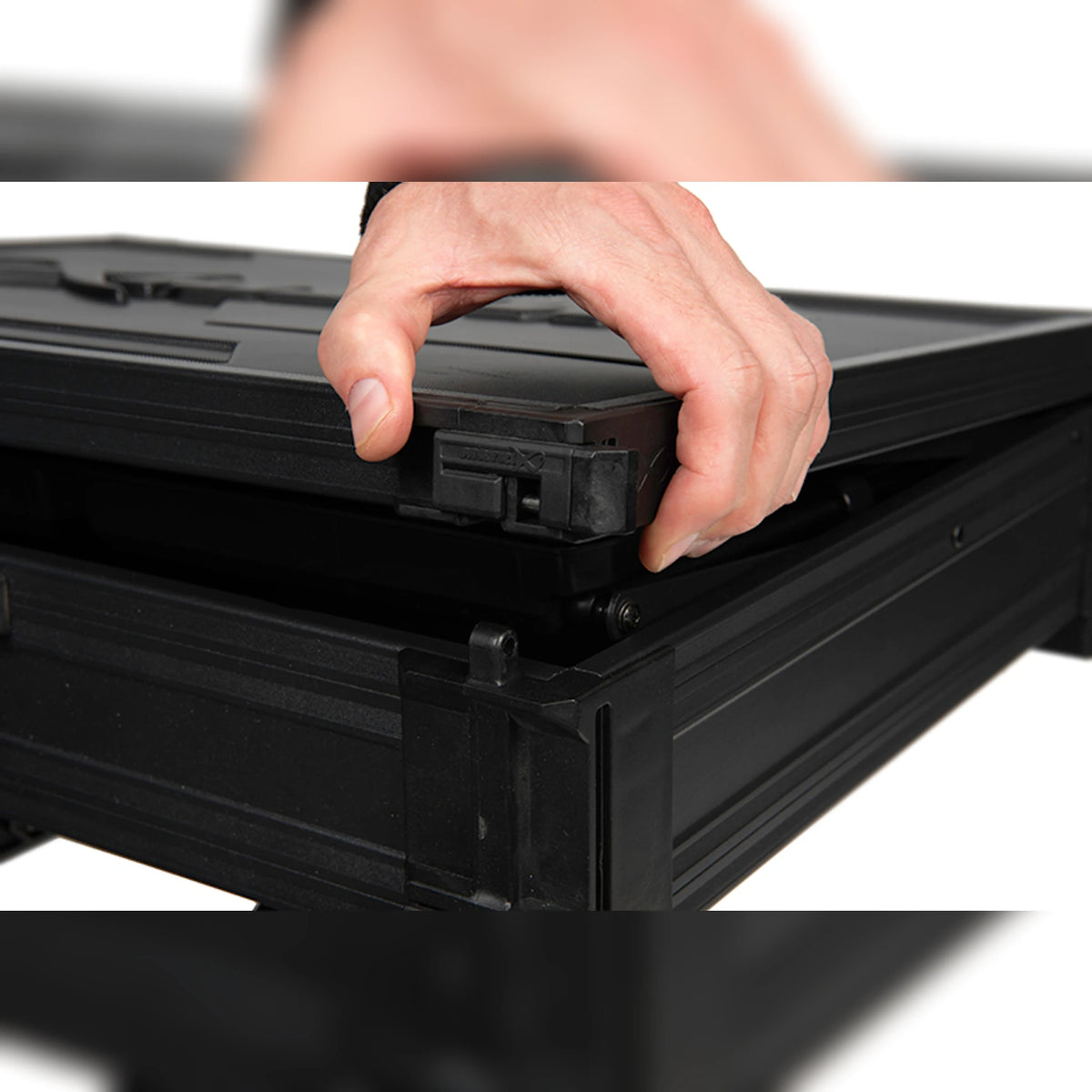 Matrix Pro Rigid Feeder Tray GBA067 – hand sluit de vergrendelclip van de aastafel