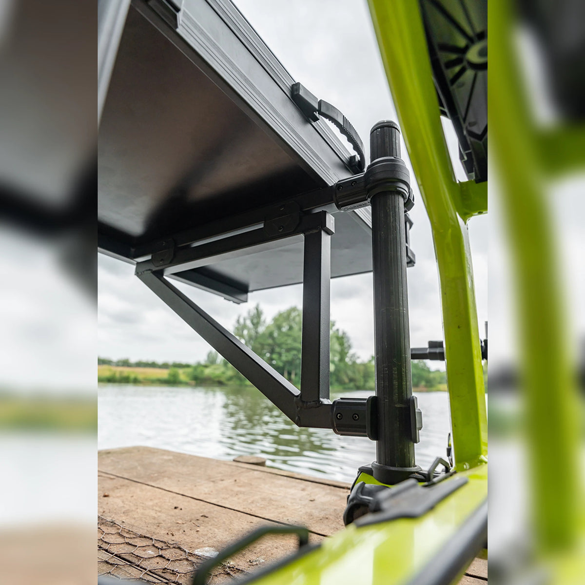 Matrix Pro Rigid Feeder Tray GBA067 – detail van steunarm en bevestiging aan 36 mm poot