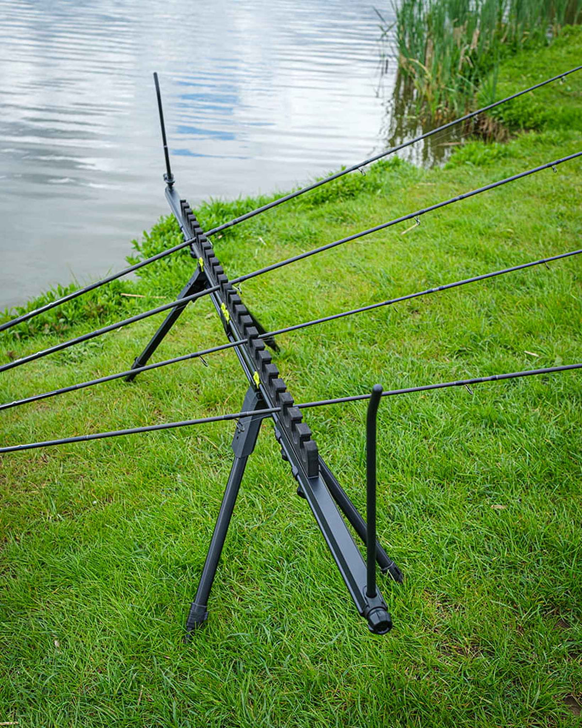 Matrix Roost Distance Sticks – schuin overzicht van de Roost met hengels en afstandsstokken