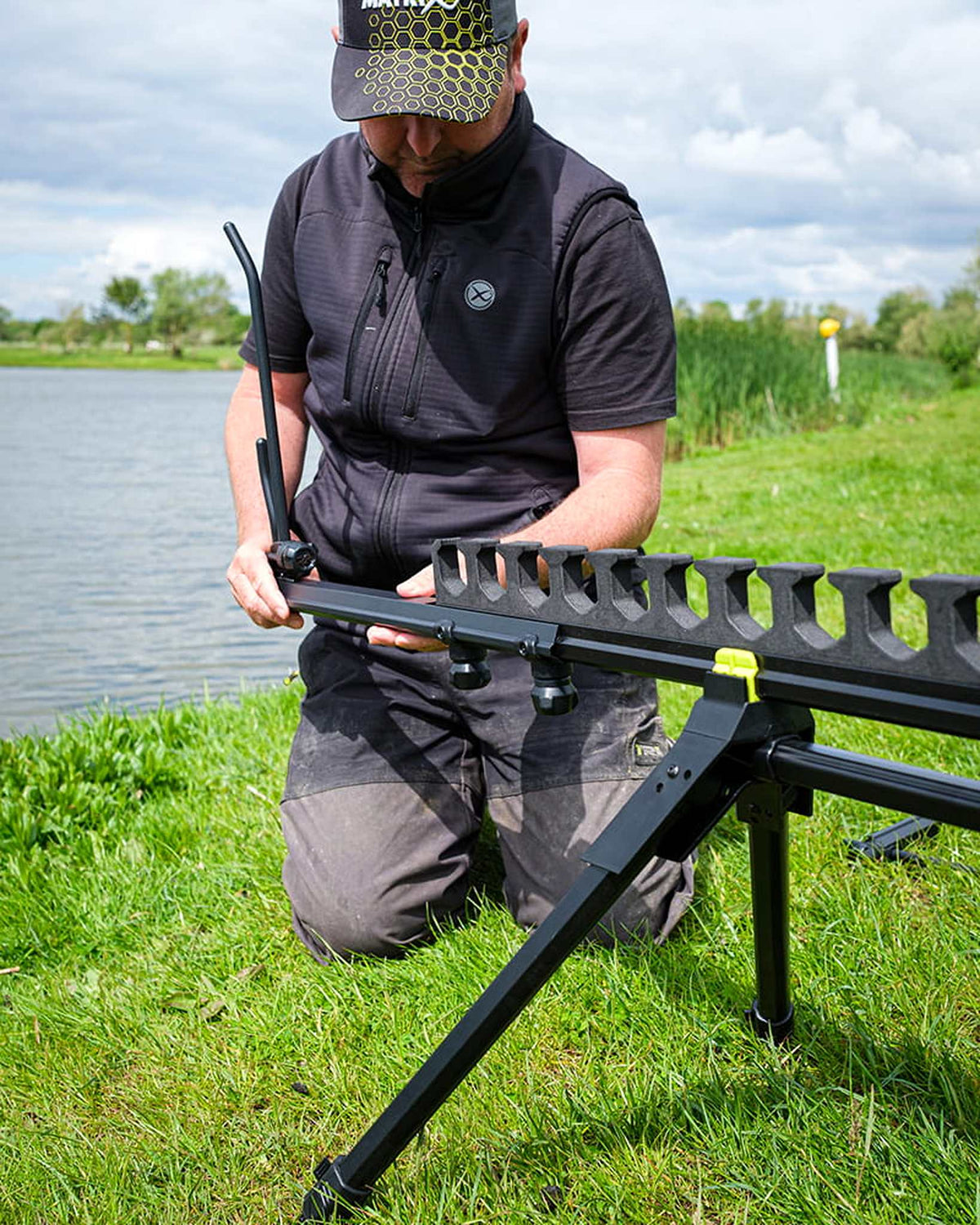 Matrix Roost Distance Sticks – visser monteert de afstandsstokken op de Roost aan de waterkant