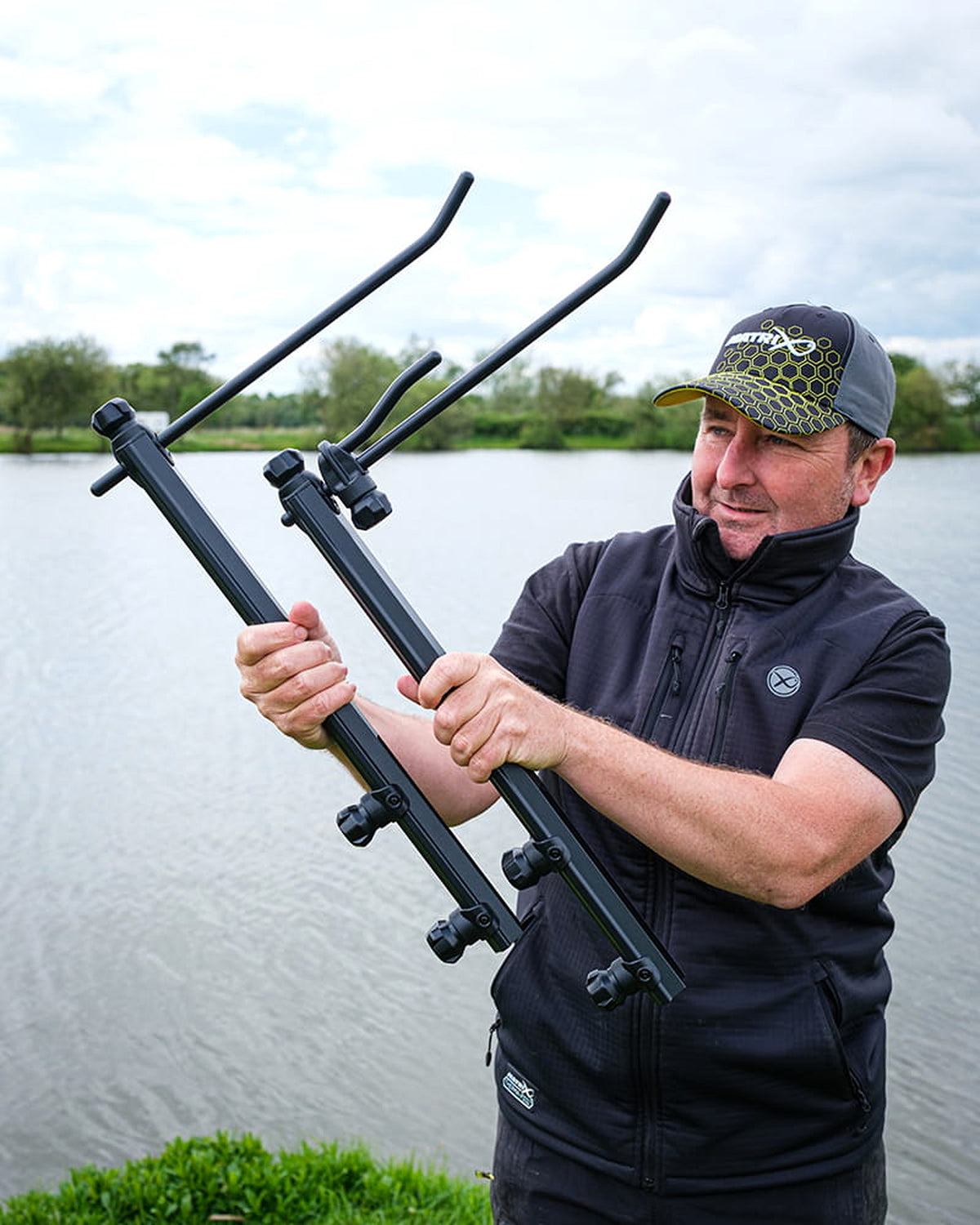 Matrix Roost Distance Sticks – visser toont twee montagedelen met gebogen afstandsstokken