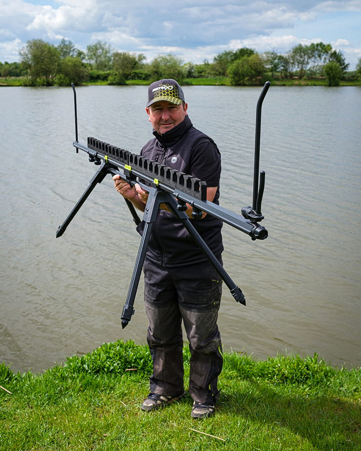 Matrix Roost Distance Sticks – visser houdt de volledig opgebouwde Roost met afstandsstokken vast