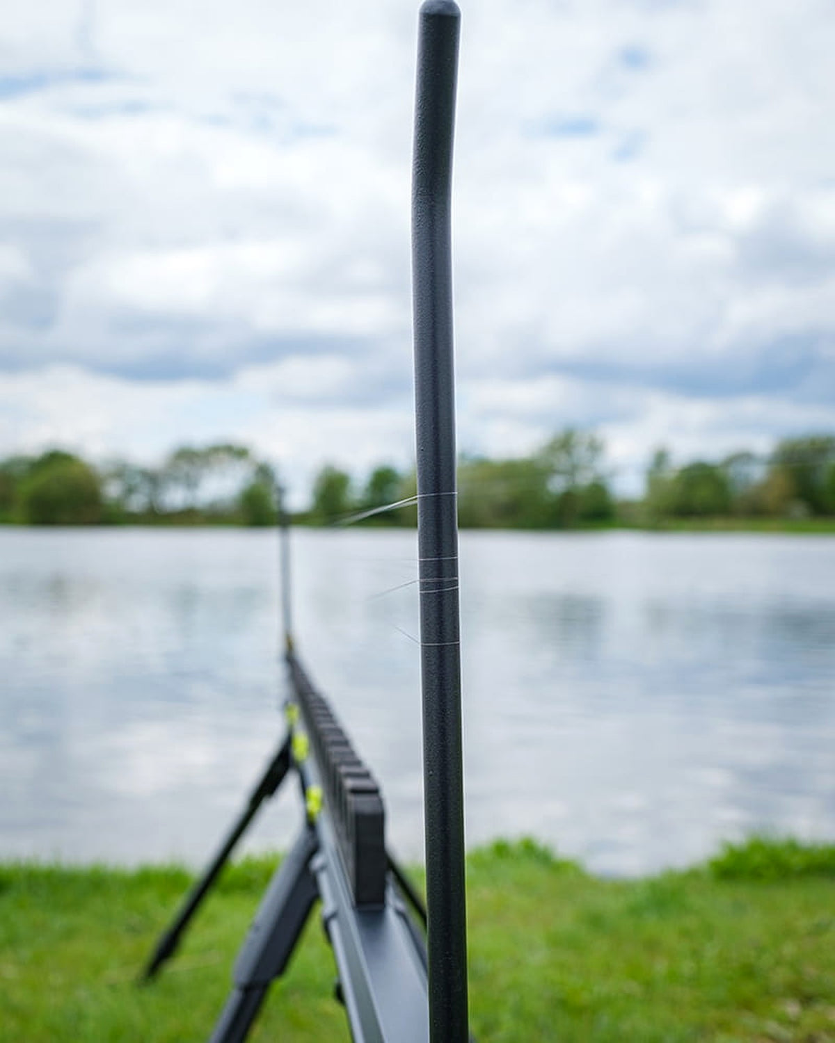 Matrix Roost Distance Sticks – detail van de verticale meetstok en lijn bij het water