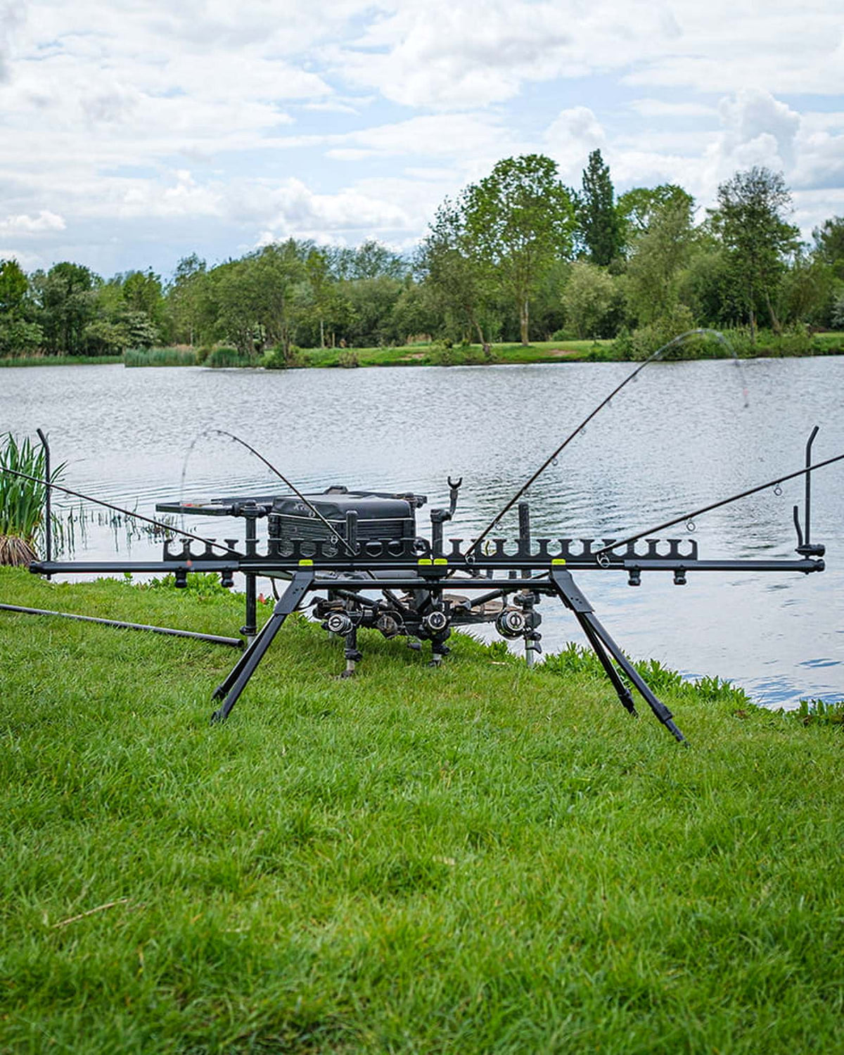 Matrix Roost Distance Sticks – volledige opstelling met hengels op de Roost langs het water