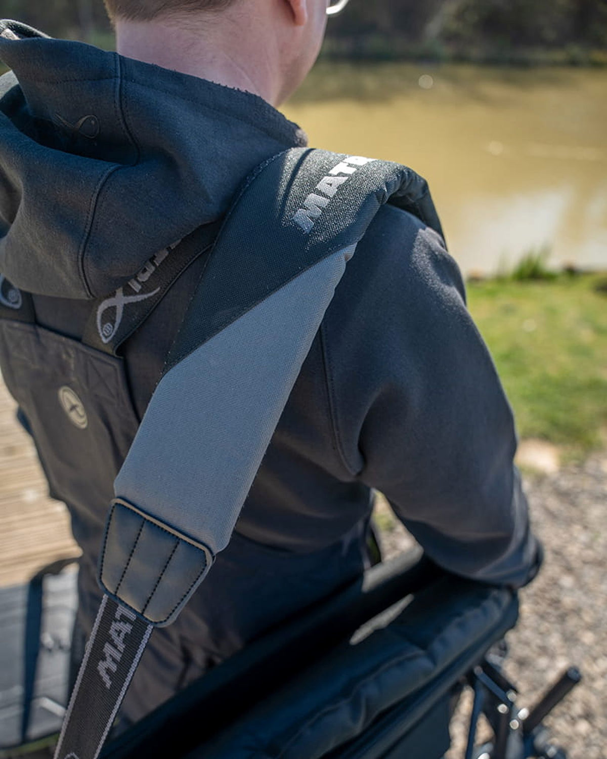 Gevoerde schouderriem van de Matrix S25 Pro Accessory Chair tijdens het dragen aan de waterkant
