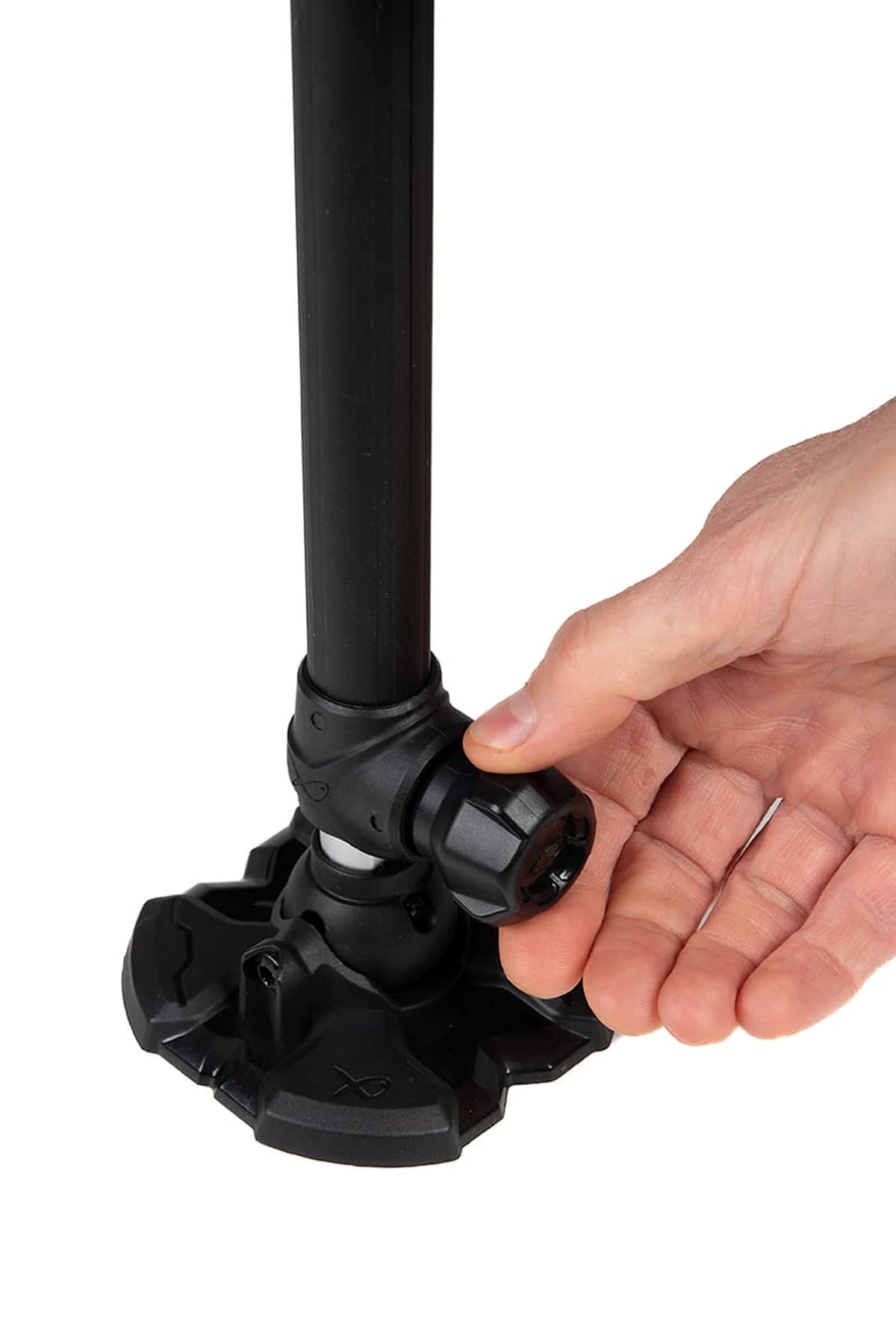 Onderste pootverstelling met handwiel en moddervoet van de Matrix S25 Pro Accessory Chair bedienen