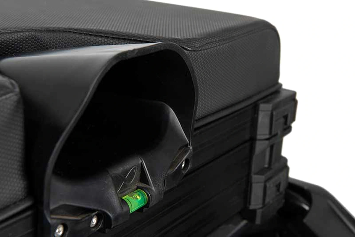 Matrix S36 Pro Black zitkist met detail van de gevoerde zitting, hengeluitsparing en waterpas
