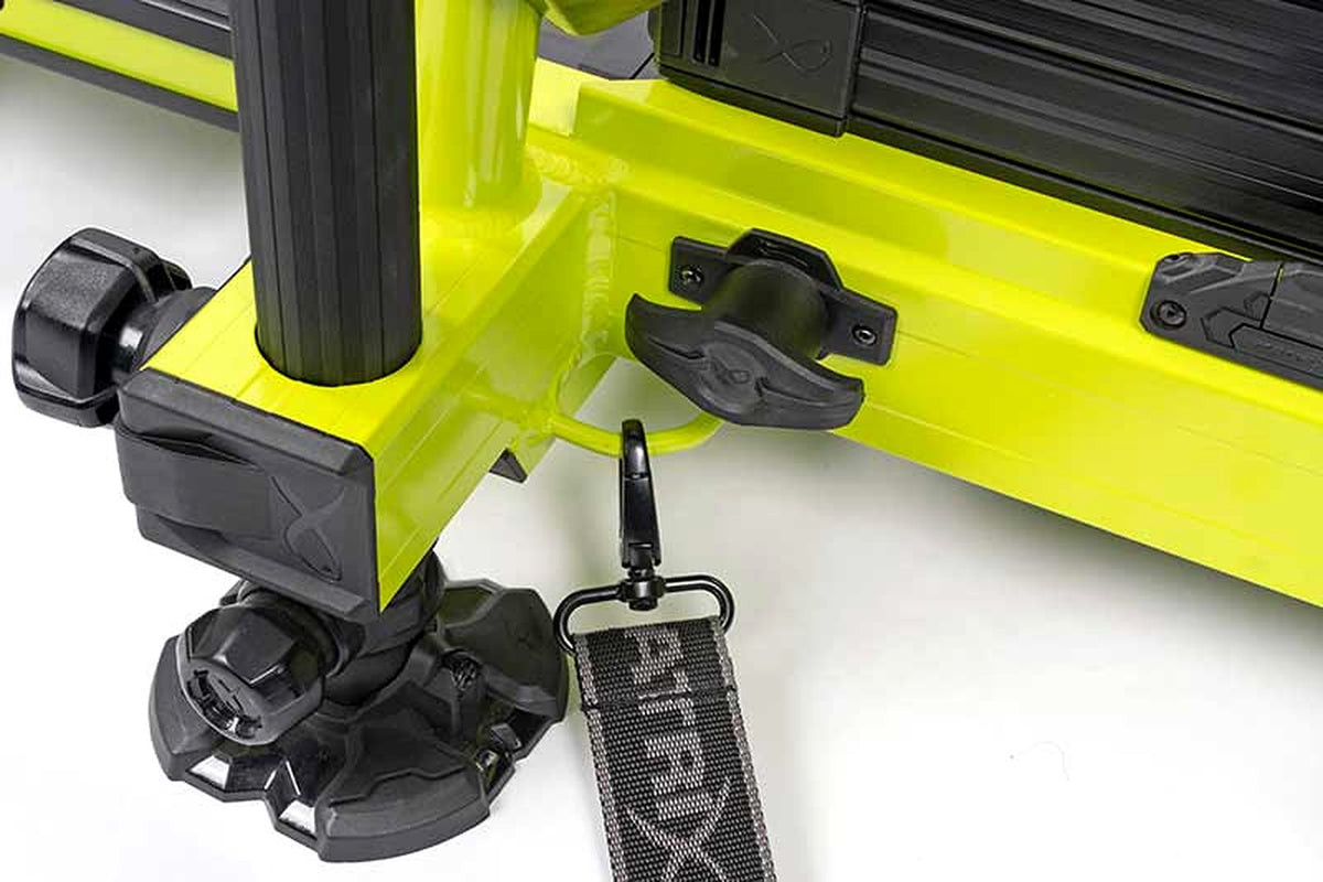 Matrix S36 Pro Lime-zitkist – haak van de draagriem bevestigd aan het lime frame naast de poot