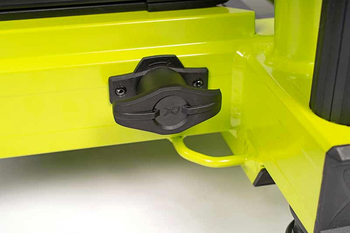 Matrix S36 Pro Lime-zitkist – zwarte bevestigingsclip op het lime frame naast een poot