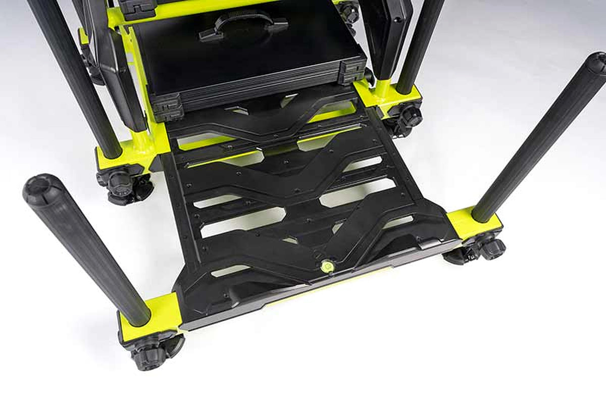 Matrix S36 Pro Lime-zitkist – bovenaanzicht van het zwarte voetenplatform met uitsparingen en waterpas