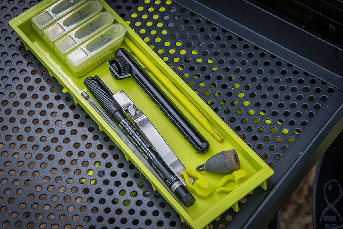 Matrix Shallow Drawer Unit with Winders – smal limegroen inzetbakje met visaccessoires op een zwarte geperforeerde aastafel