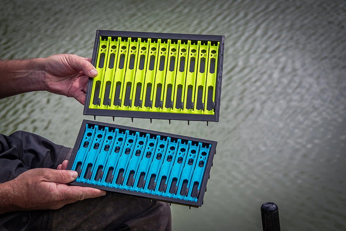 Matrix Shallow Drawer Unit with Winders – visser toont de twee losse inzetten met limegroene en blauwe tuigenplankjes boven het water