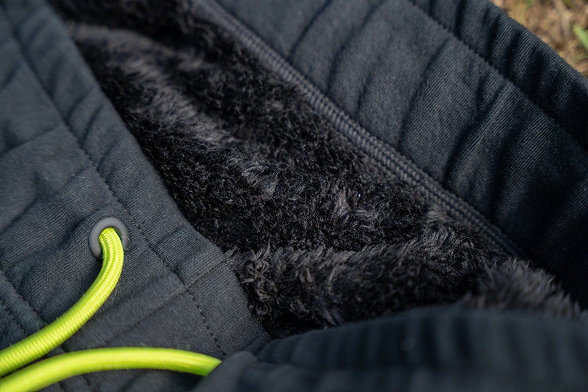 Matrix Sherpa Joggers – detail van de zwarte fleecevoering, elastische tailleband en het limegroene trekkoord