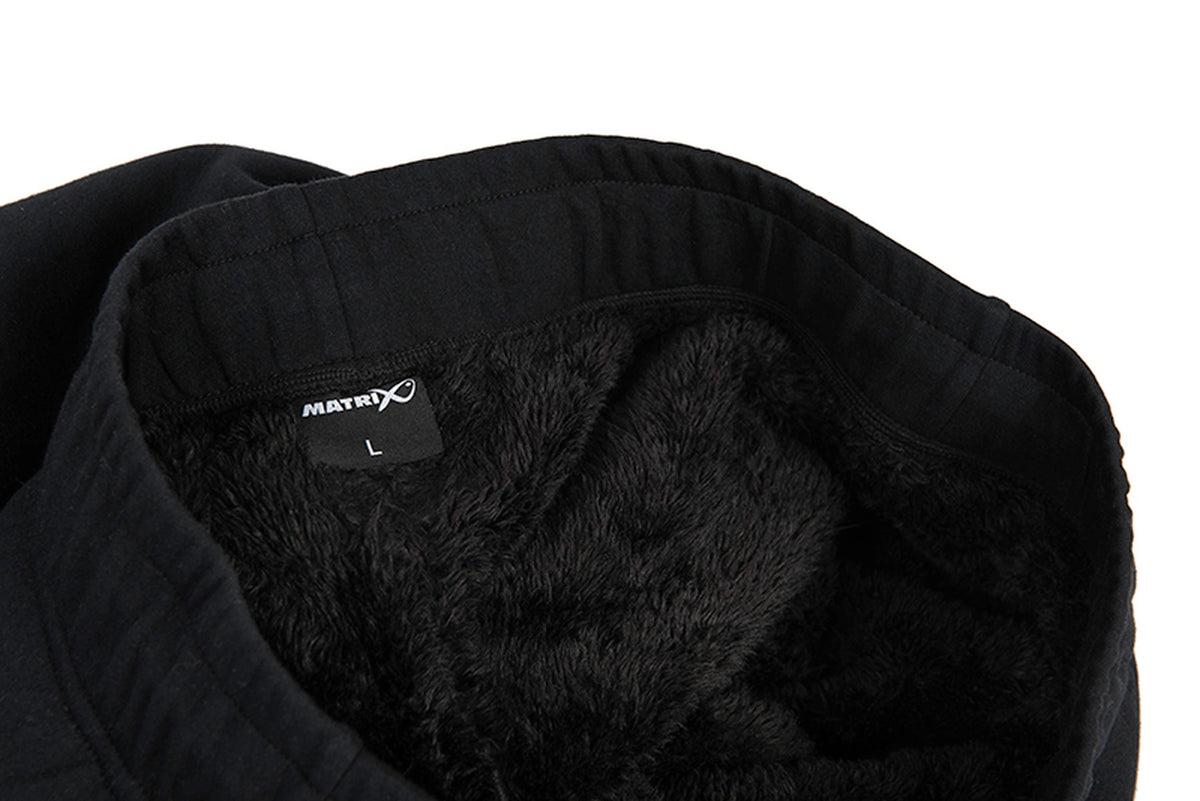 Matrix Sherpa Joggers – detail van de zwarte fleecevoering en elastische tailleband met Matrix-maatlabel L
