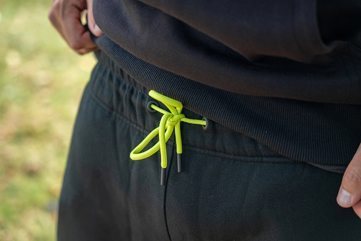 Matrix Sherpa Joggers – limegroen trekkoord met zwarte uiteinden aan de tailleband van de gedragen joggingbroek