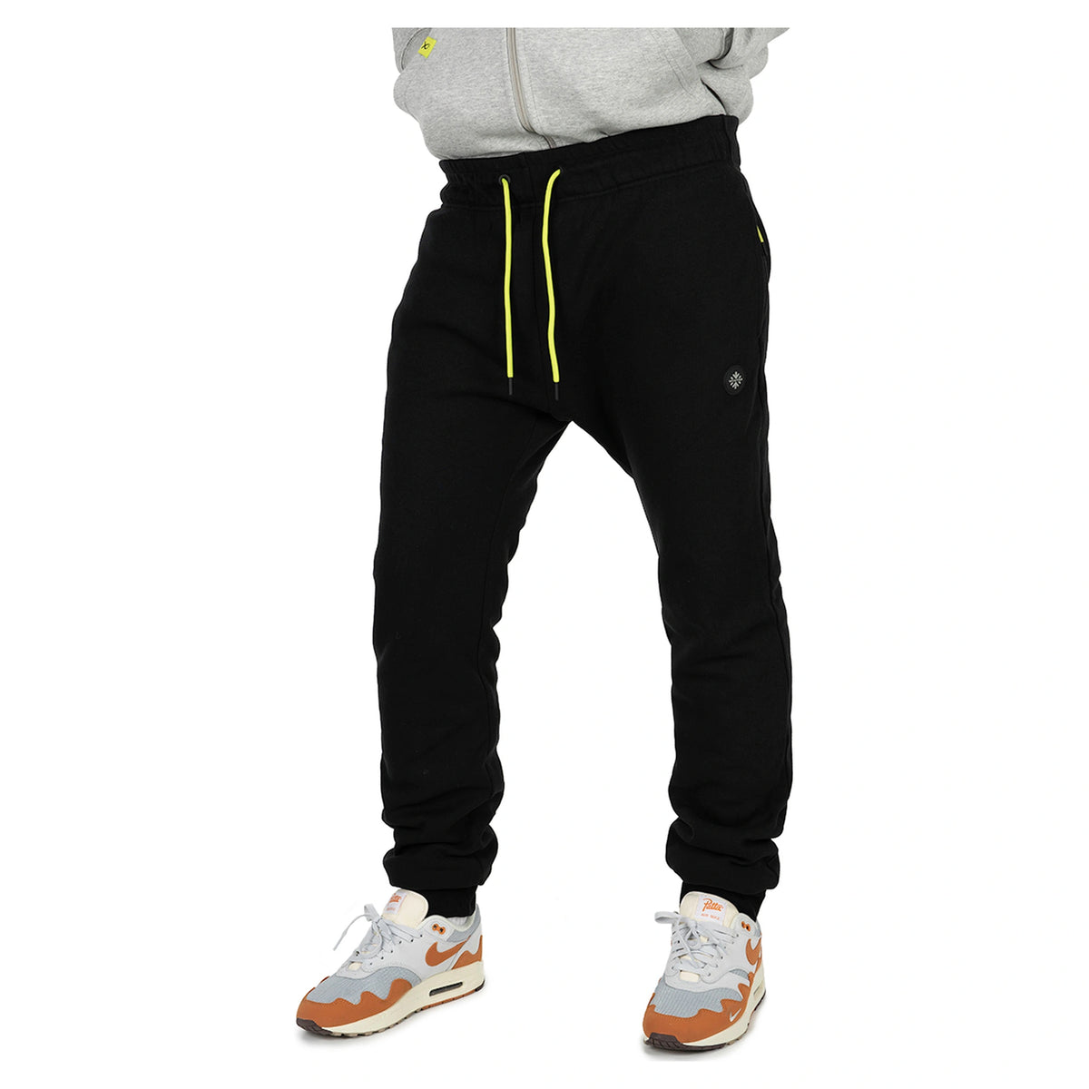 Matrix Sherpa Joggers – zwarte joggingbroek op model met limegroene trekkoorden, originele badge en aansluitende enkelboorden