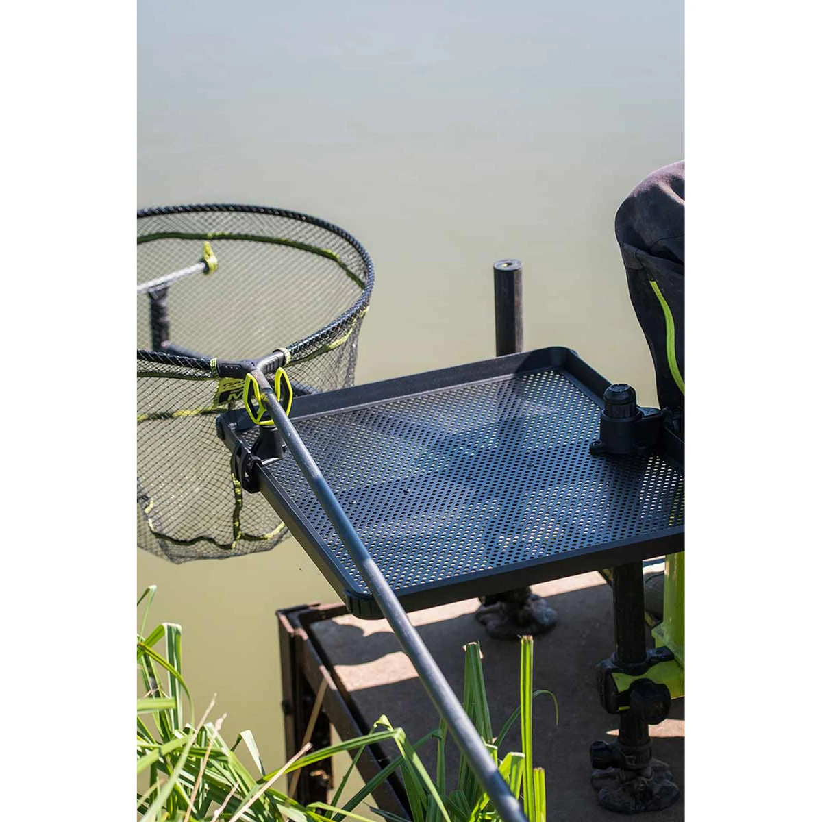 Matrix Side Tray QR Clamp gemonteerd aan de aastafel bij het water