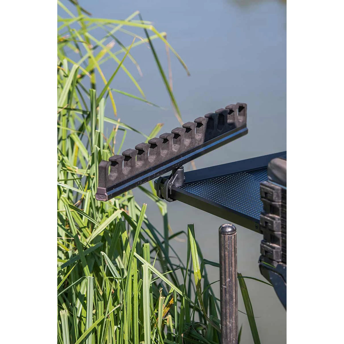 Matrix Side Tray QR Clamp met hengelsteun aan de waterkant