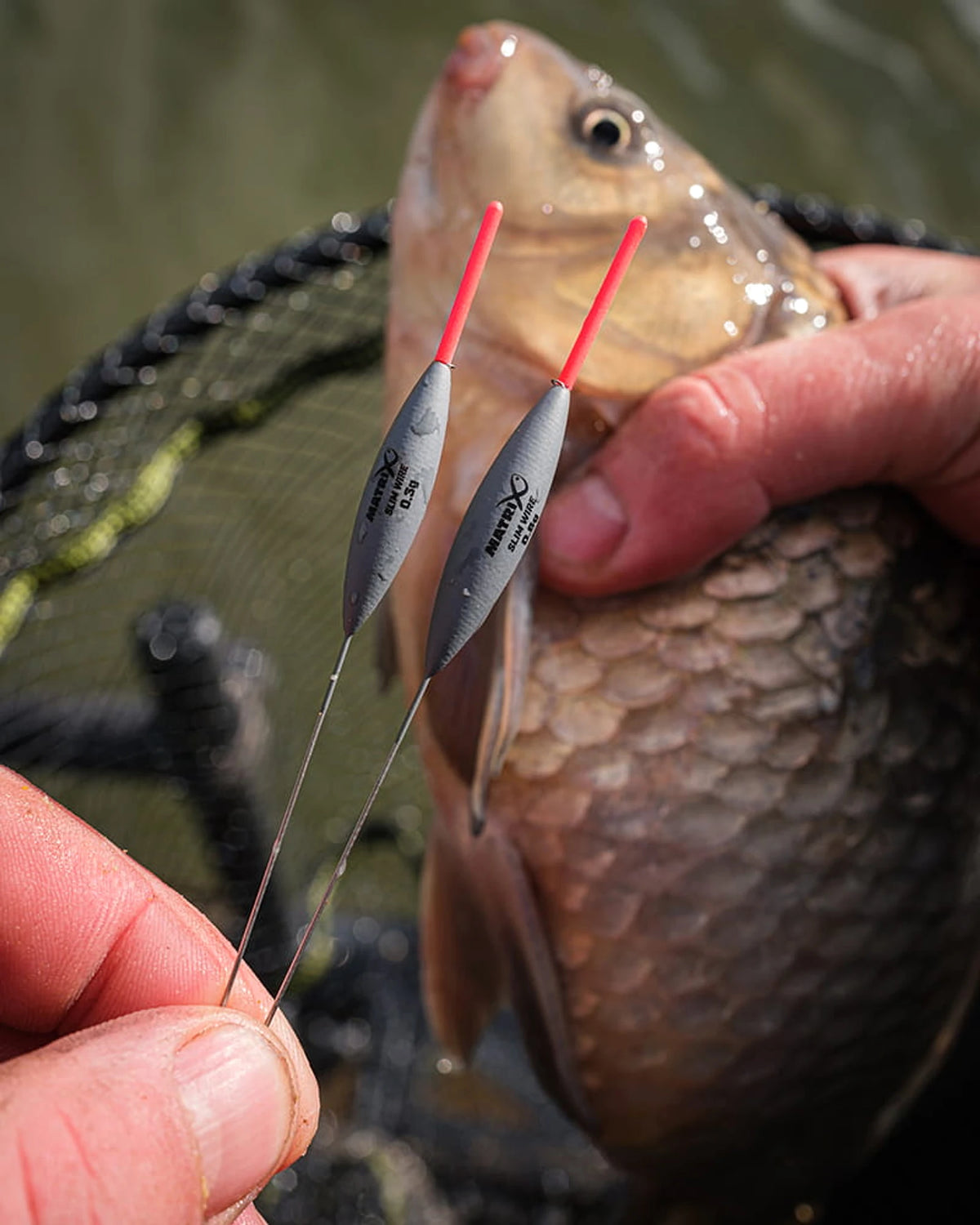 Matrix Slim Wire Pole Float-dobbers met rode antennes naast een gevangen vis